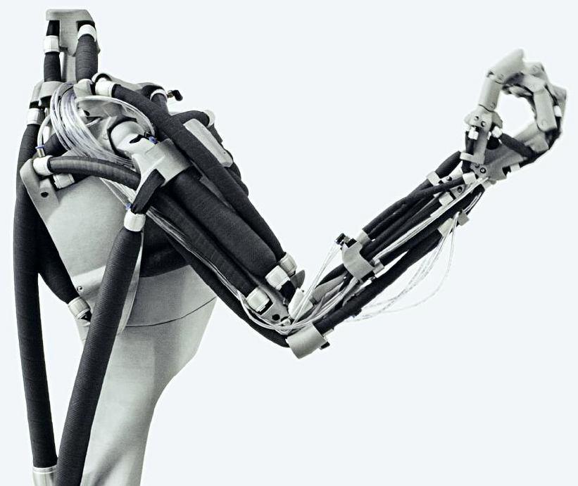 Universitatea Tehnică din Berlin şi firma Festo au conceput un sistem cu două braţe acţionate cu ajutorul muşchilor pneumatici, denumit Zar-X (Zwei-Arm-Roboter).