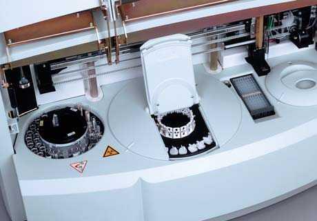 Rotorul pentru reactivi - uşor de manevrat şi cu sistem de răcire Costuri mici per analiză Încărcare uşoară cu reactivi şi controale marcate cu coduri de bare,