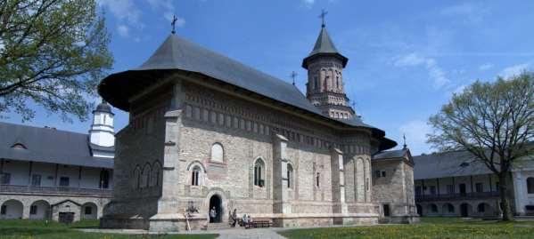 MĂNĂSTIRI Cele mai vechi mănăstiri din judeţ sunt Mănăstirea Neamţ şi Mănăstirea Bistriţa, de secol XIV şi Mănăstirile Tazlău, Războieni, Bisericani şi Agapia Veche, de secol XV.