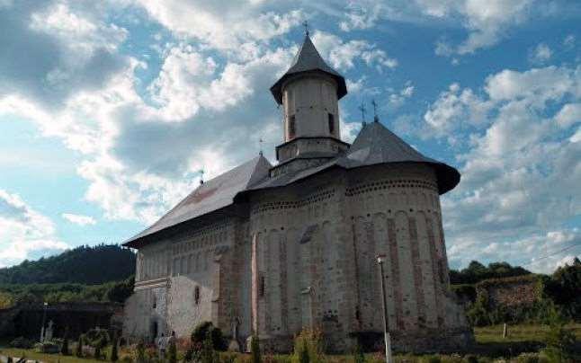 Mănăstirea Tazlău este situată la poalele Măgurii Tazlăului şi la 36 km sud de municipiul Piatra Neamţ, ctitorie din 1497 a lui Ştefan cel Mare pe locul unei