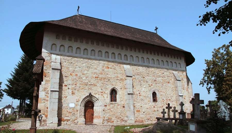 Războieni la 25 km de Piatra Neamţ şi la 35 km de Tîrgu Neamţ, ctitorie din 1496 a lui Ştefan cel Mare.