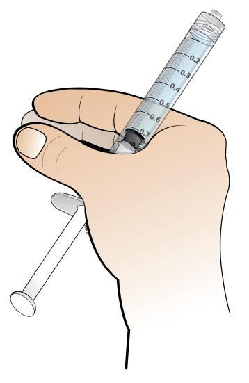 Ţineţi seringa plină în mâinile dumeavoastră şi nu atingeţi acul seringii. Nu aşezaţi seringa jos după scoaterea din flacon.