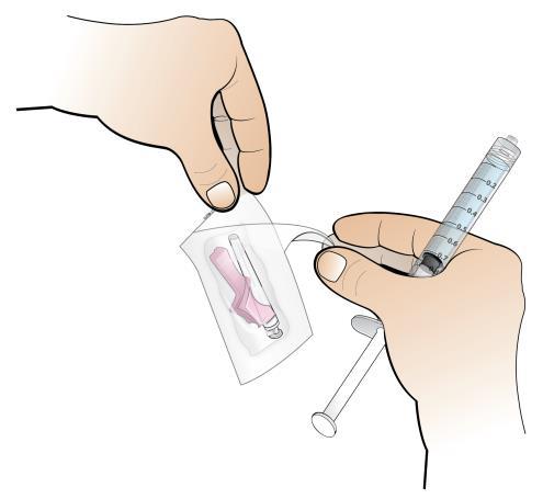 Efectuaţi următoarele operaţiuni: Ţineţi seringa în palmă cu vârful în sus, îndepărtaţi capacul de siguranţă al acului din ambalaj.