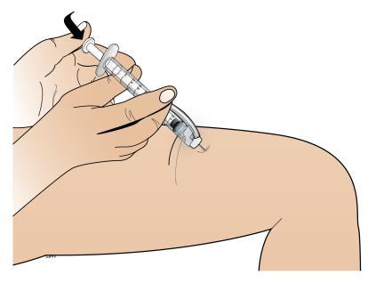 Când seringa este goală, scoateţi acul din piele, fiind atent să păstraţi acelaşi unghi ca la introducerea acului.