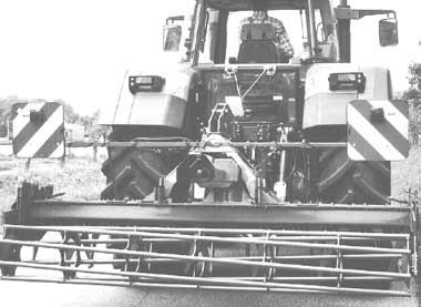 Poziţia de transport Poziţionaţi ferm braţele inferioare ale tractorului pe lateral. Asiguraţi tija de Drill-Lift cu lanţul (3/); Închideţi ventilul de oprire (la capătul furtunului).