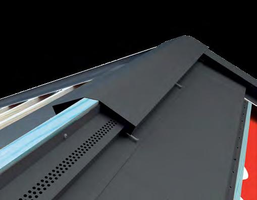 Instalarea profilului coamă Amplasaţi profilul de coamă pe profilul suport şi fixaţi-le cu şuruburi de coasere pe segmentul vertical al coamei chiar sub partea de ventilaţie.