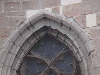 KÁZMÉR Miklós 3. kép: Sorozatban elmozdult kváderek a szentély déli oldalának csúcsíves ablakában.