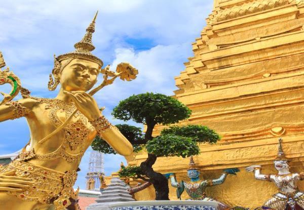 Vom vizita apoi 3 temple emblematice: Wat Traimit, templu situat la intrarea in Cartierul Chinezesc, care adaposteste o impresionanta statuie din aur a lui Buddha, care are o inaltime de 5 m si care