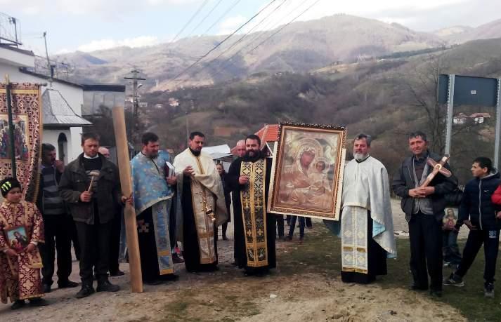 Preoții și credincioșii, purtând icoane în mâini, după Sfânta Liturghie, au mers în procesiune de la Parohia Găujani, la Parohia Boișoara.
