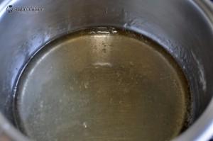 Ingrediente glazura fondant 300 grame zahar 150 ml apa 2 linguri miere 1 lingura cafea solubila Preparare Inainte de a incepe pregatirea fondantului, punem la frigider vasul gol in care vom mixa