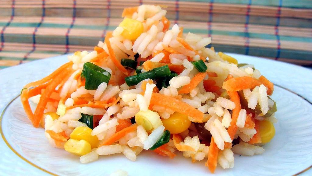 Salata de orez 2 pungi x125 de grame de orez (am gasit orez tailandez la punga,dar se poate orice fel} 2-4 cepe verzi 1 morcov mare 100 gr de masline verzi umplute cu ardei rosu 100 gr de porumb (am