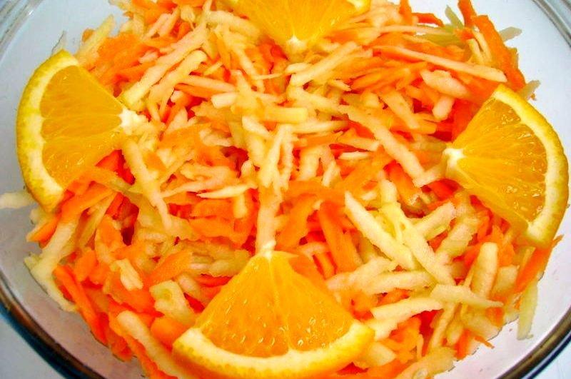 Salata Vitamina C 3 morcovi, Morcovii se curăţă, se spală şi se dau pe răzătoarea cu ochiuri mari. 2 mere, 1/2 portocală Autor: Bettina Besoiu @Betty's Kitchen Se stoarce jumătatea de portocală.