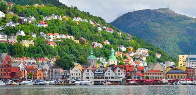 Norvegie, intrat pe lista Patrimoniului Mondial UNESCO. Ruta de Aur se termină în localitatea Geiranger, aflată la capătul fiordului, unde vom face un scurt popas pentru vizite.