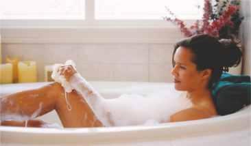 Îngrijire personală [i igien' Aloe Bath Gelée Un moment de relaxare la finele unei zile pline de activităţi stresante? Aloe Bath Gelée este ideal pentru un duş revigorant sau o baie relaxantă.