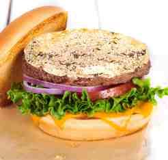 .. de placere.* 49 lei 600 g 24-KARAT GOLD LEAF STEAK BURGER DOUBLE DECKER DOUBLE CHEESEBURGER Un burger gigant ce aminteste de clasicul "Down Home Double Burger" lansat in 1971.