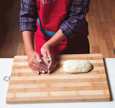 La treabă! Povestiți-le copiilor cum se pregătește pâinea și câte tipuri diferite există. Vă puteți folosi și de o carte cu fotografii care să-i inspire pe parcursul procesului.
