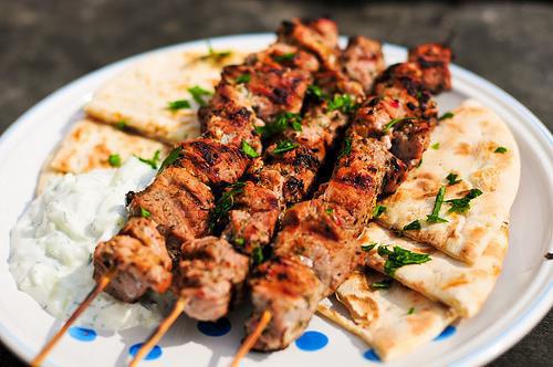 SOUVLAKI Souvlaki este un preparat tip fast-food popular grecesc, ce consta din bucăți mici de carne marinata in prealabil, alternand cu bucati de legume, infipte pe un bat si fripte la gratar