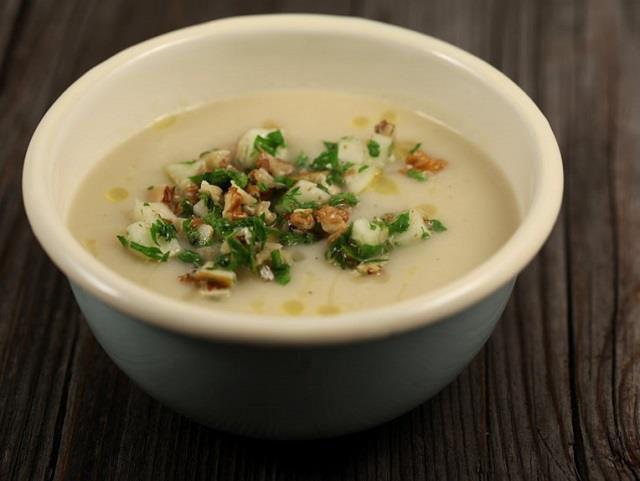 MANCARURI TRADITIONALE Supele fac parte din meniul de zi cu zi: avgolemono (supă de carne, peşte sau legume, îngroşată cu ou, suc de lămâie şi orez), fasolada