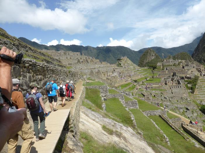 In continuarea zilei ne vom deplasa in afara orasului pentru a vedea complexele arhitectonice Inca: Fortul Puca Pucara, Kenko, un templu incas cunoscut pentru altarul de sacrificii, un masiv bloc de