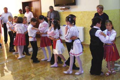 ªi cum vizita a avut loc marþi, 31 mai 2011, deci cu o zi înainte de Ziua Copilului, elevii au dorit sã prezinte celor din aparatul administrativ al comunei, un program de cântece ºi dansuri