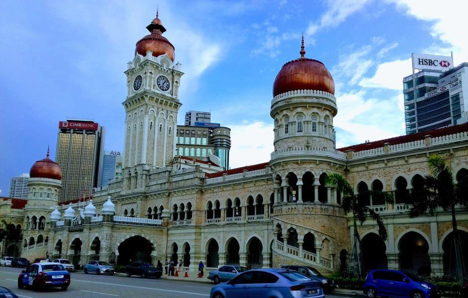 2019: Kuala Lumpur Sosire la ora 14:50 in Kuala Lumpur, capitala Malaeziei, unde modernul coabiteaza in mod inedit cu traditionalul, zgarie-nori impresionanti inaltandu-se falnic langa temple si