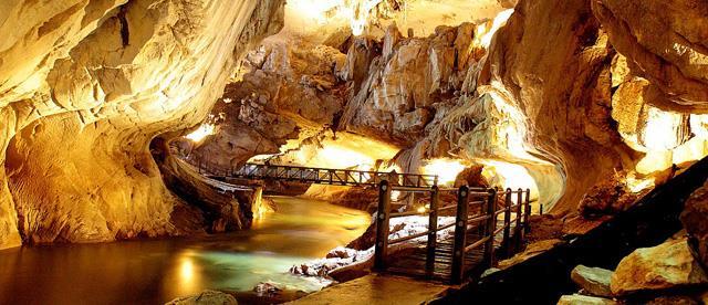 4 km pentru a explora secretele ascunse ale Pesterii Lang, cu frumoasele sale stalactite si stalagmite ce se intind in jos si in sus ca niste dinti decorativi si cel mai lung coridor subteran din
