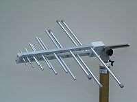 Aparate utilizate Antena LPDA constă, în mod obișnuit, dintr-o serie de dipoli cunoscuți sub denumirea de "elemente", poziționate de-a lungul unui braț de sprijin situat pe axa antenei.