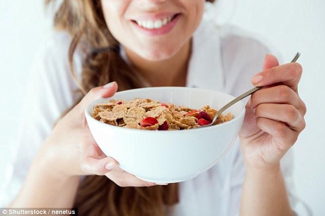 Nutritionistul spune ca micul dejun ar trebui sa includa alimente din toate cele trei grupe macronutritiale: proteine,
