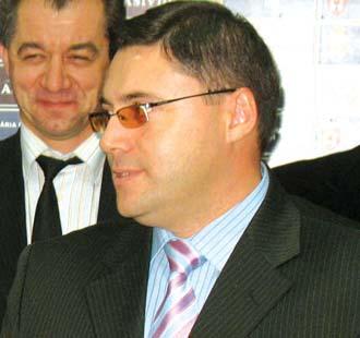 Primarul Gheorghe Nichita vrea s` angajeze o firm` de paz` care s` monitorizeze obiectivele prim`riei pe timp de zi [i de noapte.