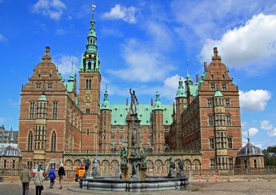 Copenhaga este cel mai mare oras din tarile scandinave si pastreaza un aer provincial, foarte apreciat de turisti.