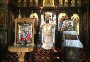 Sfânta Liturghie a fost săvârșită de Înaltpreasfinţitul Părinte Arhiepiscop Varsanufie, împreună cu un sobor de preoţi şi diaconi.