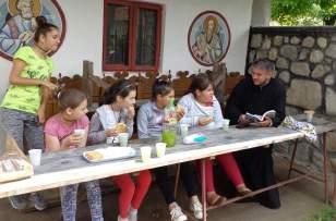 Pentru a cultiva comuniunea de iubire şi respect dintre părinţi şi copii, Sfântul Sinod al Bisericii Ortodoxe Române a numit, începând cu anul 2009, prima duminică după data de 1 iunie Duminica