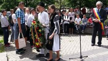 Evenimentul s-a încheiat cu procesiunea la Monumentul Eroilor, aflat în centrul comunei Orleşti, cu intonarea cântecelor patriotice şi depunerea de coroane și flori de către elevii prezenţi,