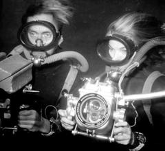 În 1938, la numai 19 ani, împreună cu mai mulţi colegi şi prieteni de la Universitatea din Viena Fig. nr. 1. Hans Hass echipat pentru scufundare.