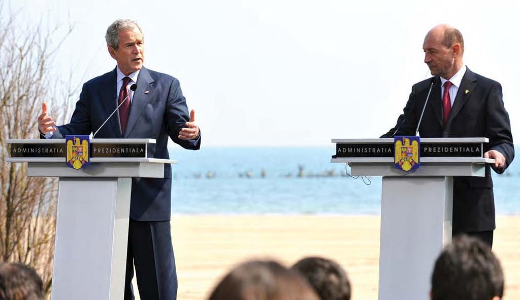Relaþia transatlanticã Preºedintele Traian Bãsescu ºi preºedintele american George W. Bush la conferinþa de presã comunã de dupã întâlnirea bilateralã; 2.04.