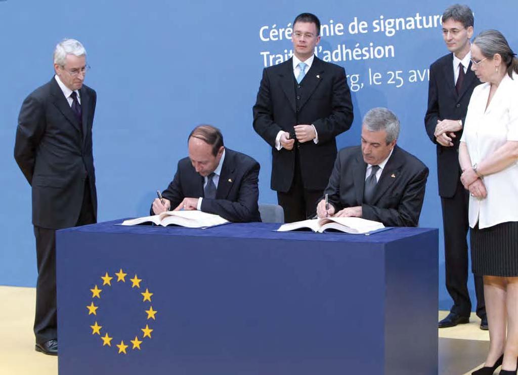 Europa Ceremonia de semnare a Tratatului de Aderare a României ºi Bulgariei la Uniunea Europeanã, reprezentanþii României au semnat Tratatul de Aderare la UE 25.04.