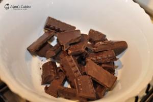 Preparare mousse aerat Ciocolata se rupe bucati si se pune