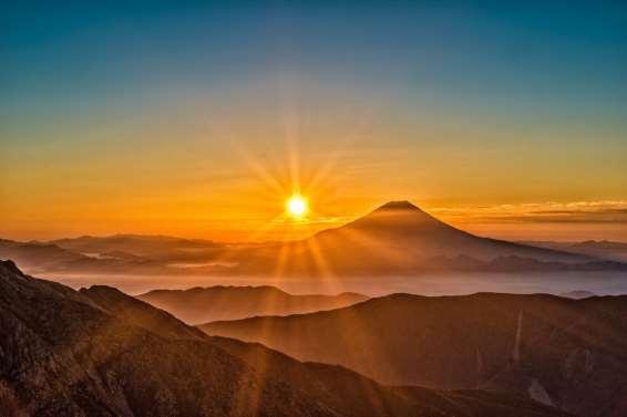 8 Lumina Răsărit de Soare deasupra muntelui Fuji, Japonia Lumina este o radiație electromagnetică într-o anumită porțiune a spectrului electromagnetic.