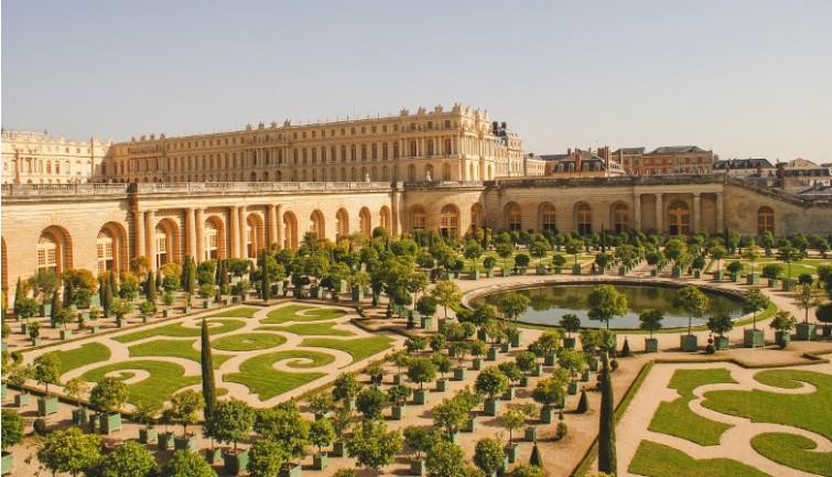Optional se poate organiza excursie de o zi la Castelul Fontainbleau si la Palatul Versailles.