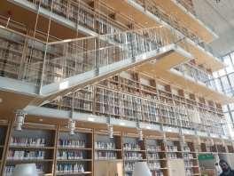 -Vizitarea Centrului Cultural al Fundației Stavros Niarchos din Atena este o clădire care integrează sub același acoperiș două componente definitorii pentru viața culturală: Biblioteca