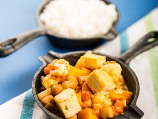 Curry de naut si tofu la slow cooker Crock-Pot PROGRAM DE GATIT: LOW TIMP DE GATIRE: 5 ORE Autor: Delicii 1 cartof dulce mediu tocat cuburi 2 cani buchetele mici de conopida 1 ceapa tocata 1 lingura