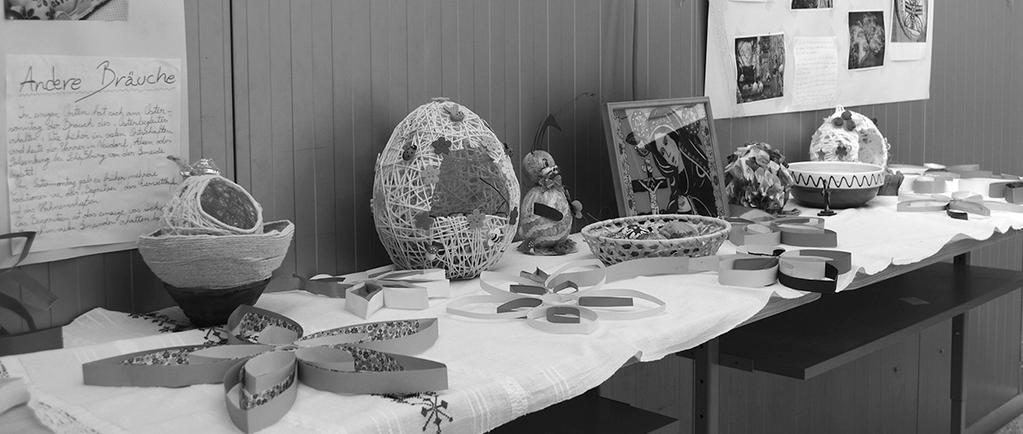 Aprilie 2017 Pagina 6 Artiști - meșteșugari în Săptămâna Mare Elevii din Râșnov au vernisat în Joia Mare propria expoziţie, cu operele create în cadrul atelierelor de încondeiat ouă și de pictură Așa