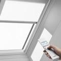 Pentru ferestrele cu acţionare manuală, amplasate la înălţime mare, se recomandă modele de accesorii cu telecomandă ce acţionează motorul solar.