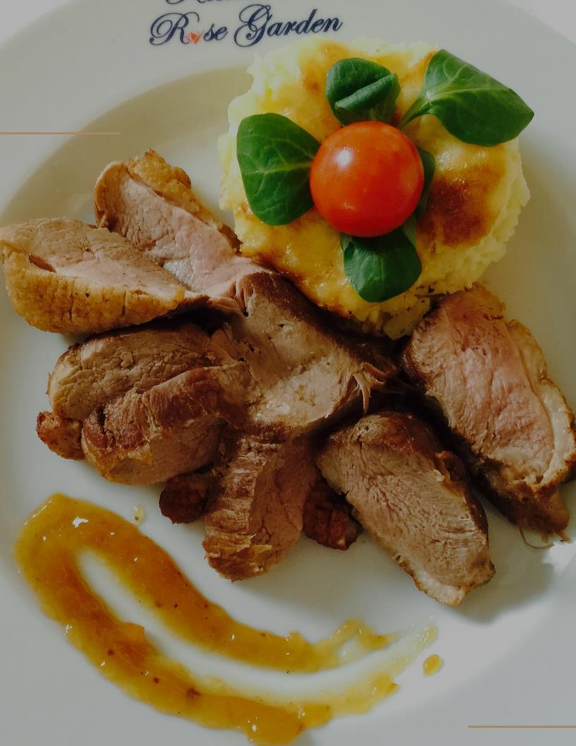 Preparate din carne de pasăre Fois Gras cu Mix de salată și sos de rodie 150/100/50 gr.