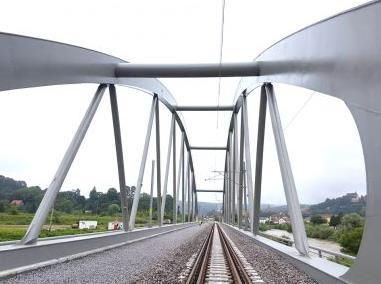 Reabilitarea liniei de CF Coșlariu Sighișoara Au fost construite trei lucrări de artă importante: Podul în formă de Arc peste râul Târnava Mare, în lungime de 134,6 m, Tunelul Sighişoara, în lungime