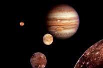 La suprafața planetei a fost observată o imensă pată roșie, de formă ovală, atât de mare încât ar putea să intre în ea trei planete ca Pământul nostru.