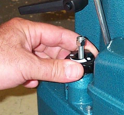 Rotiţi butonul în sens antiorar pentru a creşte presiunea tamburului pe pardoseală.