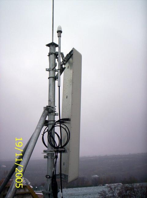 Acum sa vedem o antena Zapp : se remarca imediat, pentru ca este mult mai groasa si mai larga decât orice antena GSM.