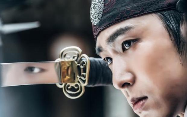 Jung Yun-ho va fi Mu Seok, cel mai bun spadasin din Joseon?i nepotul lui Park Soo-jong.Este garda regal? care are grij? s?-l protejeze pe prin?ul rebel Lee Rin. Rece din fire datorit??i educa?