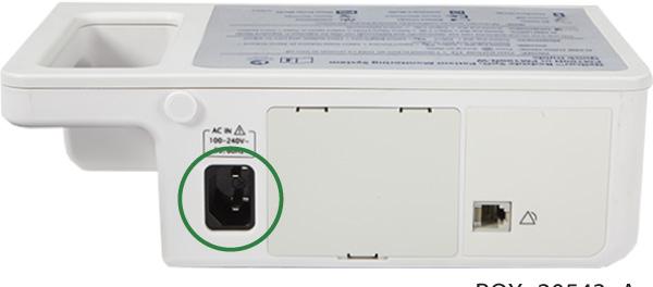 Alegerea alimentării la curent alternativ sau la baterie Pentru a utiliza curentul alternativ: Conectaţi un capăt al cablului de alimentare (furnizat) în spatele sistemului de monitorizare (încercuit